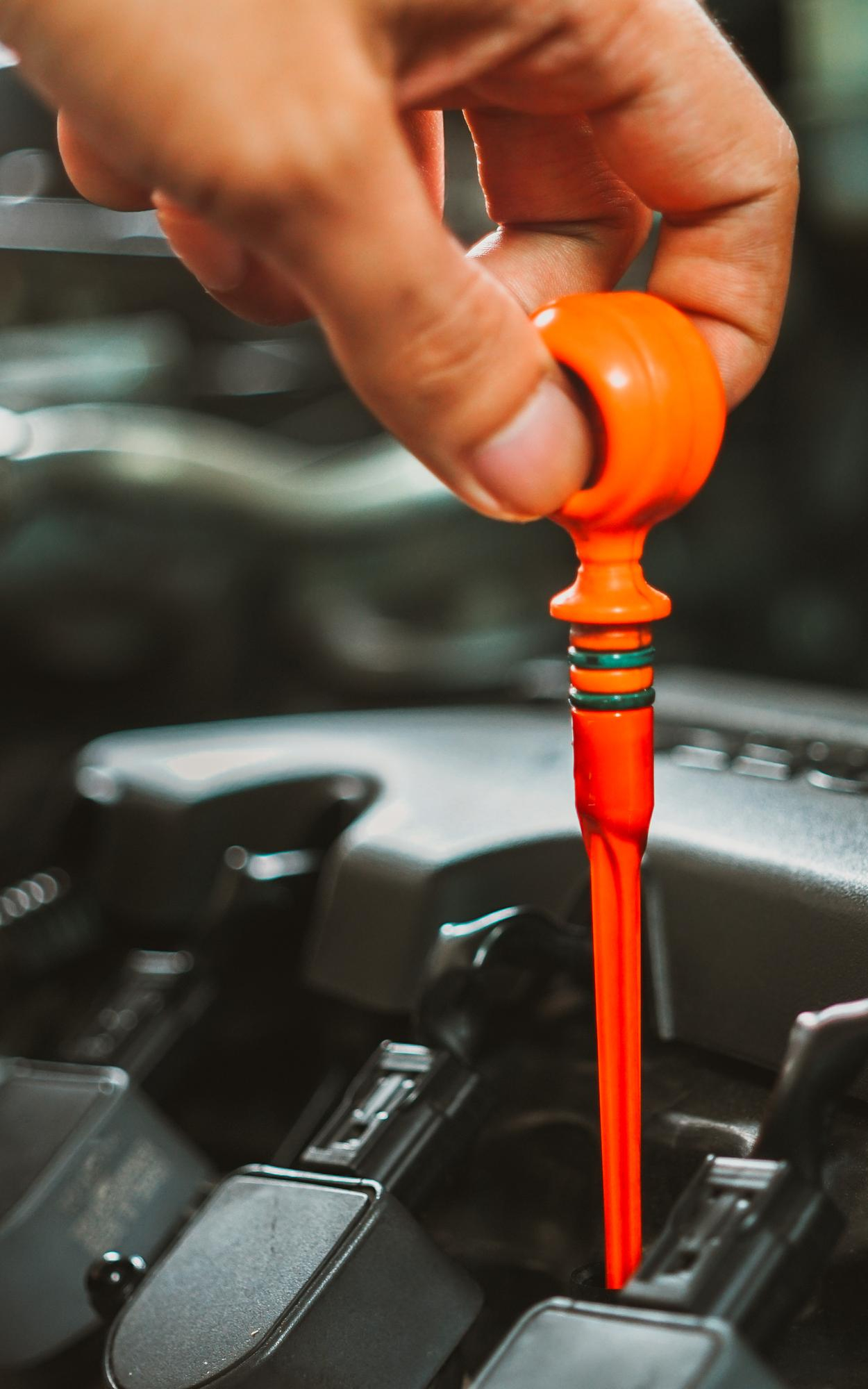 Vérification du niveau d’huile moteur dans l’atelier de Garage Planuya