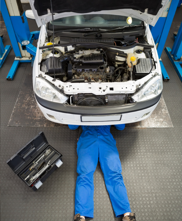 Intervention mécanique sur moteur automobile dans l’atelier de Garage Planuya