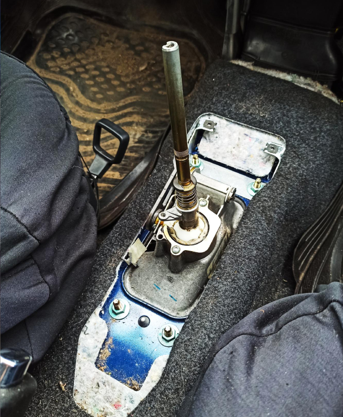 Réparation du levier de vitesse dans l’atelier de Garage Planuya